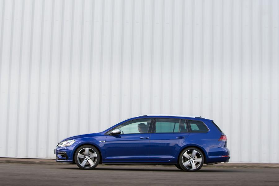  Volkswagen Golf R Estate 2017 года  (UK) (фото 2 из 31)
